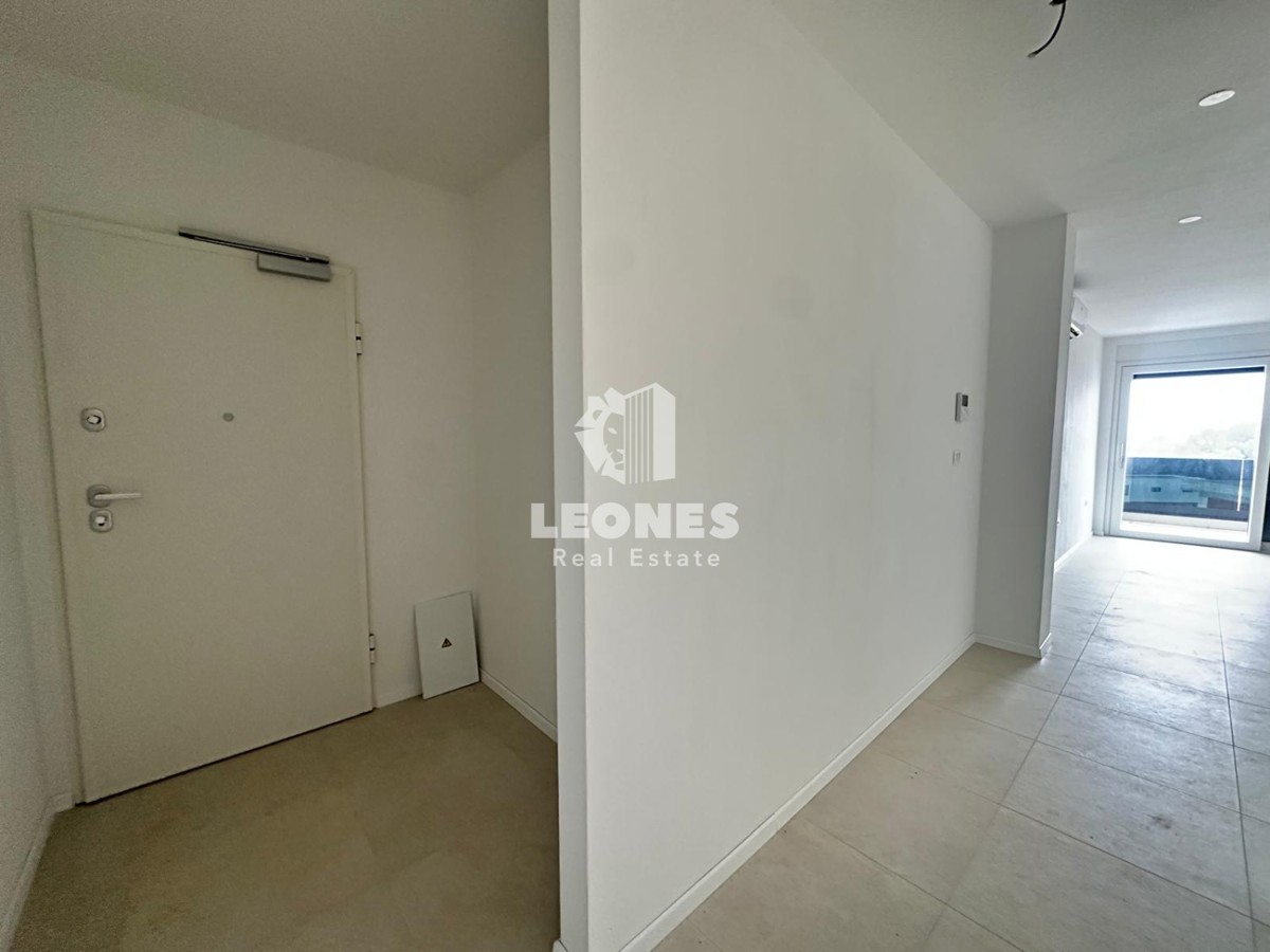 Udobno stanovanje v moderni novogradnji z dvigalom le 700 metrov od morja