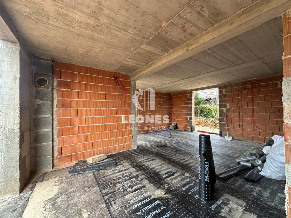 Kakovostna končna hiša z bazenom na mirni lokaciji v Novigradu