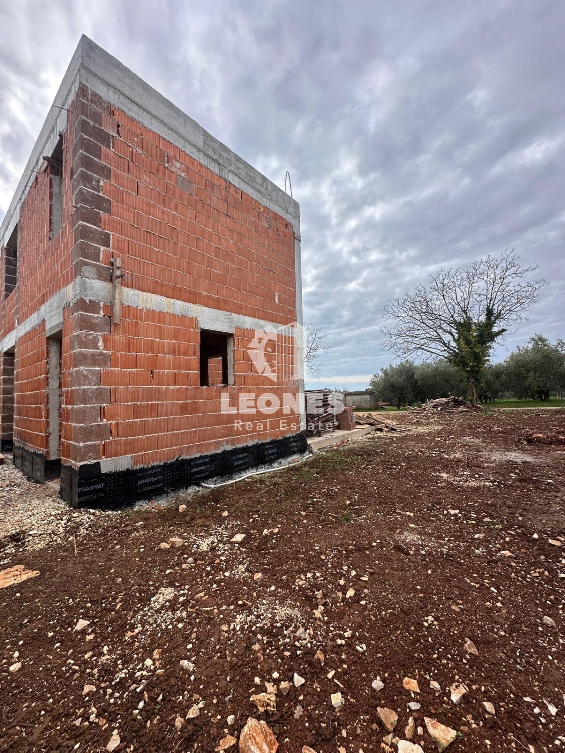 Kakovostna končna hiša z bazenom na mirni lokaciji v Novigradu