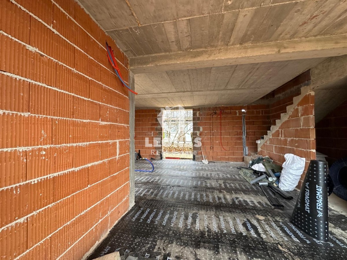 Kakovostna končna hiša z bazenom na mirni lokaciji v Novigradu