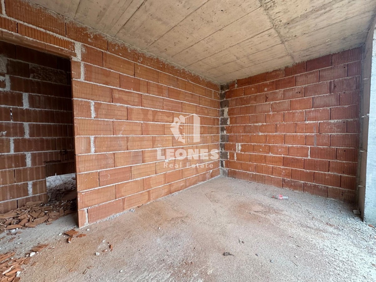 Kakovostna končna hiša z bazenom na mirni lokaciji v Novigradu