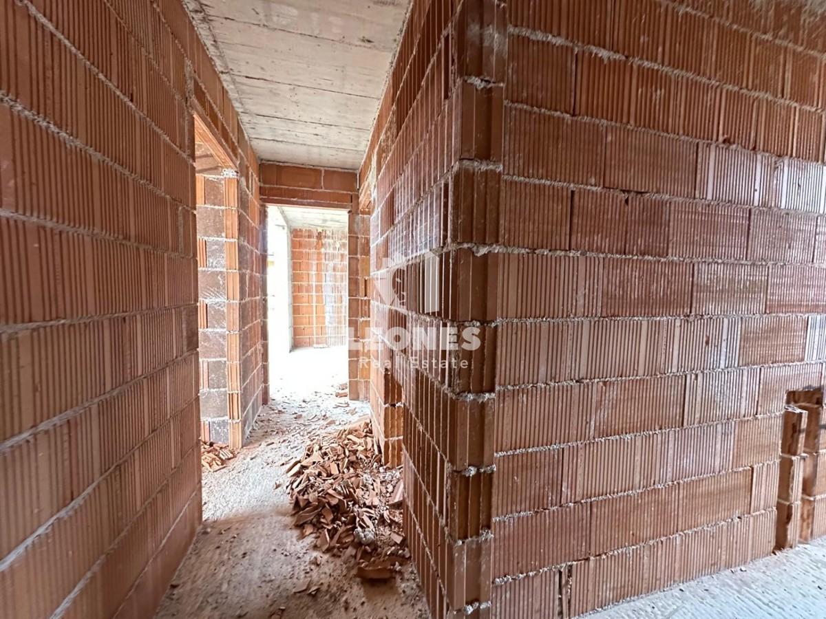 Kakovostna končna hiša z bazenom na mirni lokaciji v Novigradu