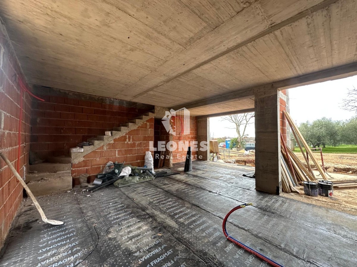 Kakovostna končna hiša z bazenom na mirni lokaciji v Novigradu