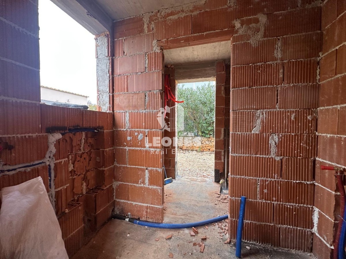 Kakovostna končna hiša z bazenom na mirni lokaciji v Novigradu