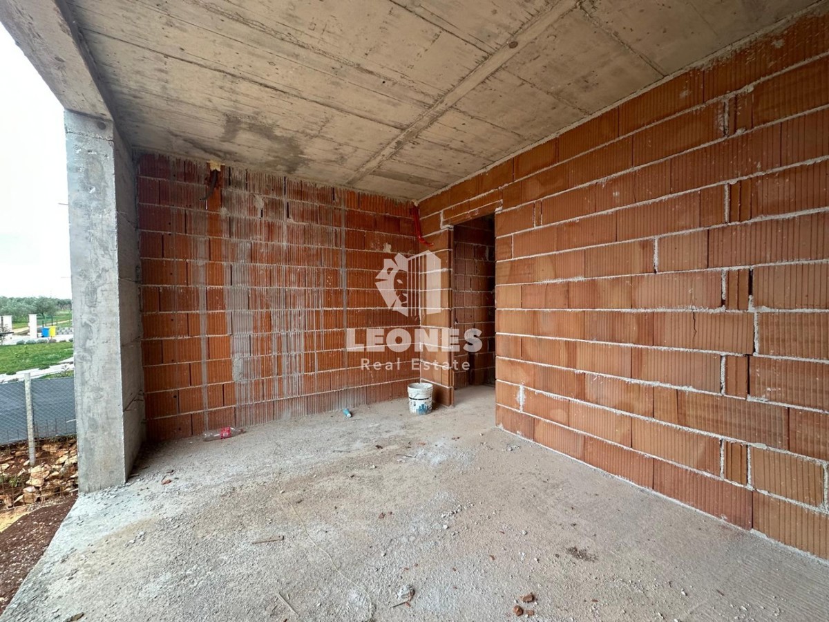 Kakovostna končna hiša z bazenom na mirni lokaciji v Novigradu