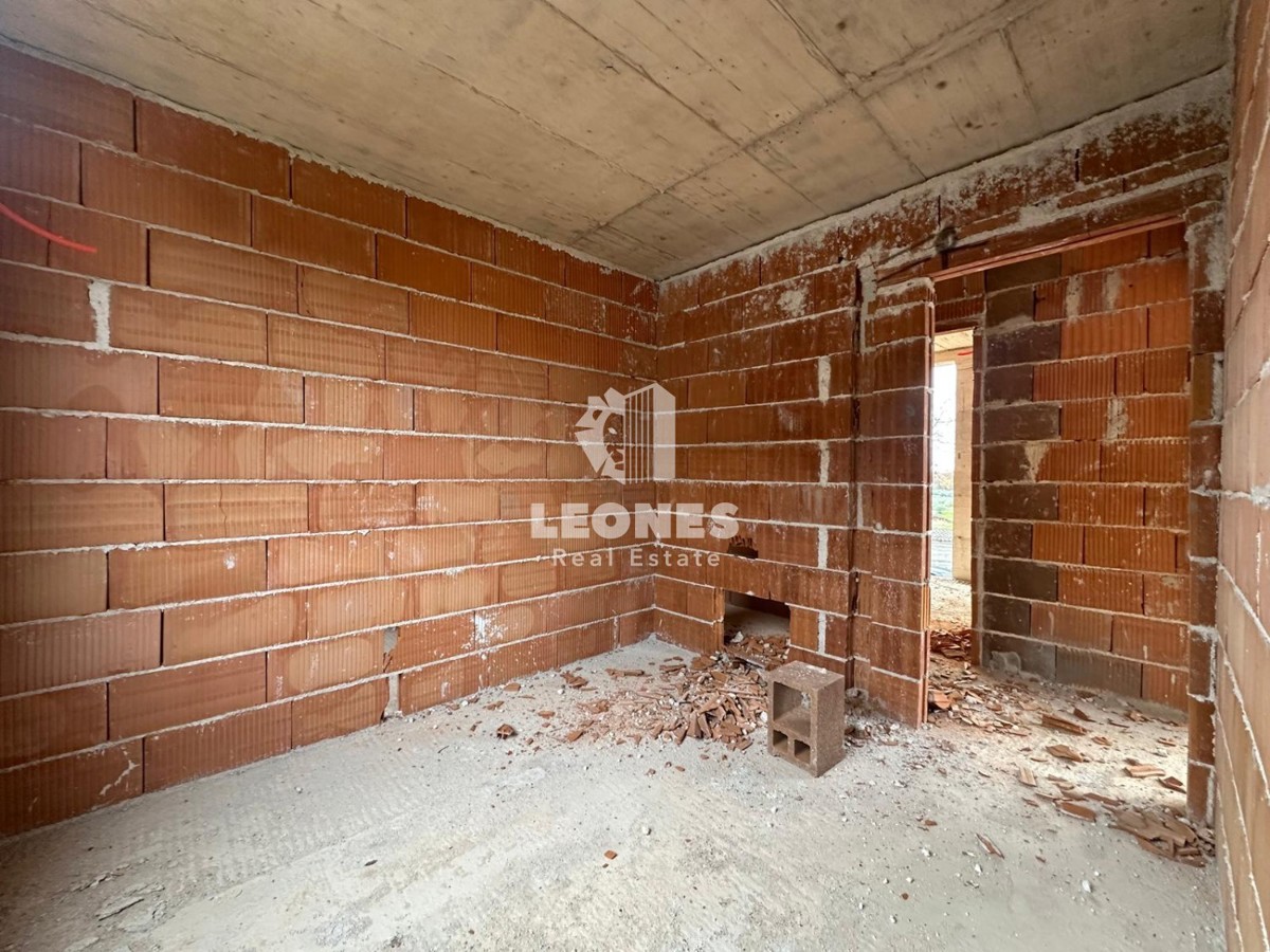 Kakovostna končna hiša z bazenom na mirni lokaciji v Novigradu