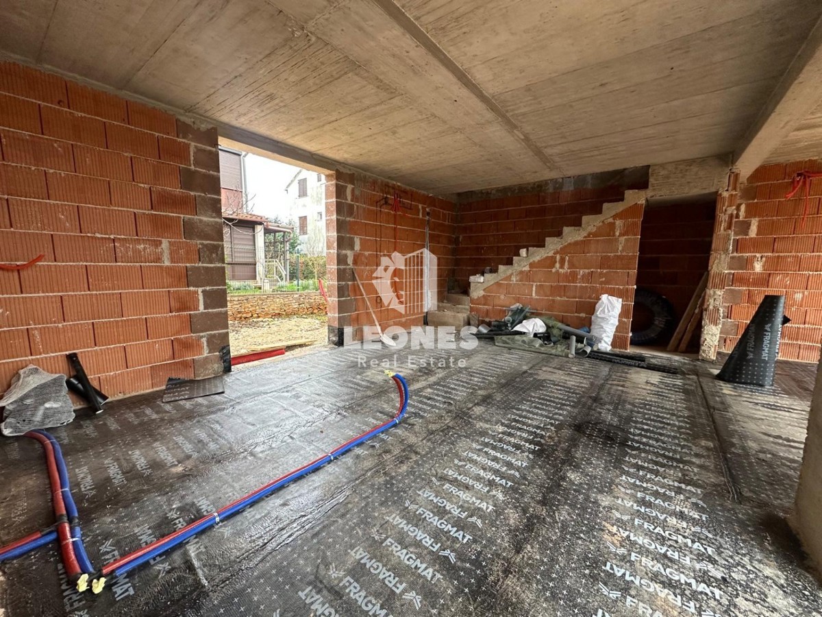 Kakovostna končna hiša z bazenom na mirni lokaciji v Novigradu