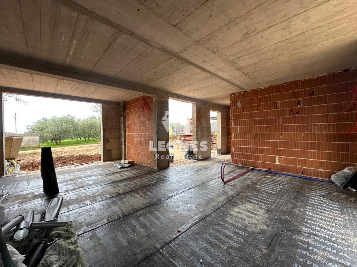 Kakovostna končna hiša z bazenom na mirni lokaciji v Novigradu