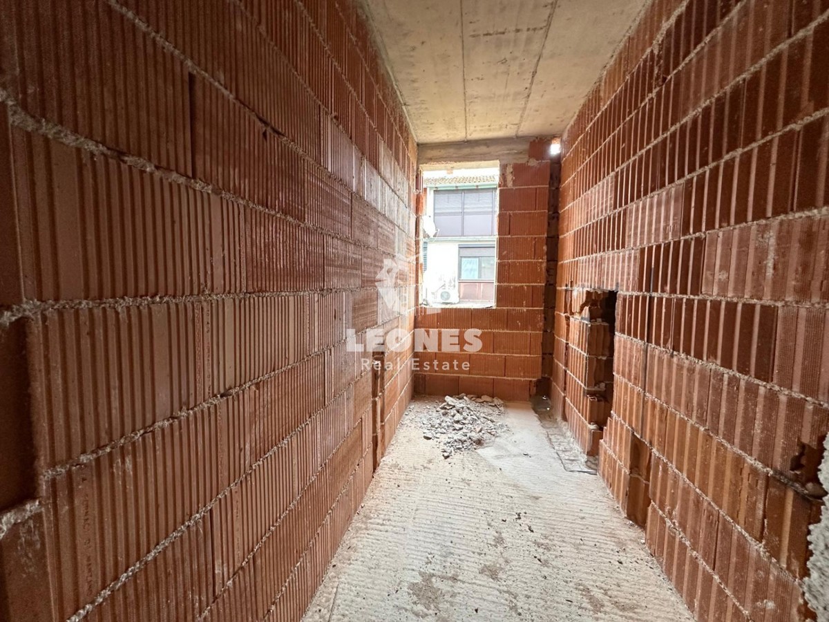 Kakovostna končna hiša z bazenom na mirni lokaciji v Novigradu