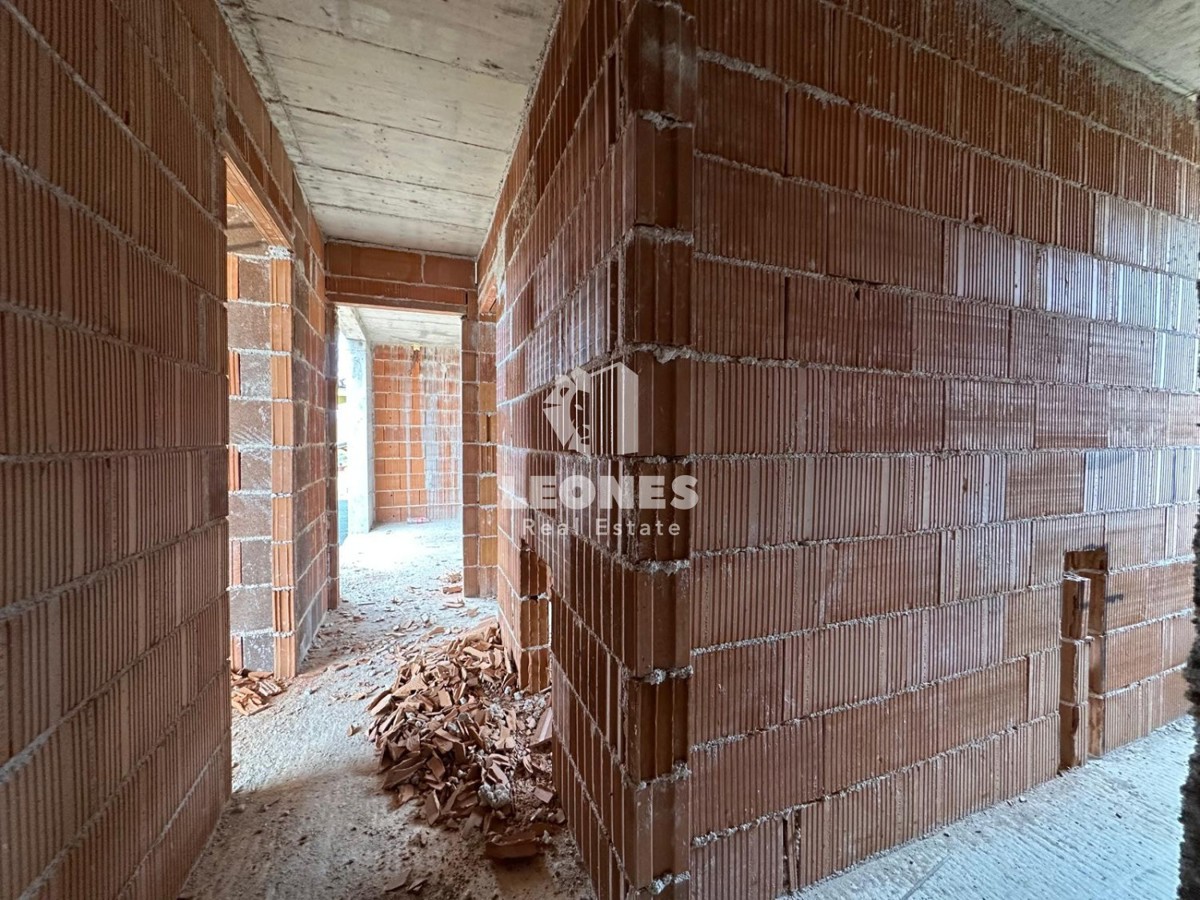 Kakovostna končna hiša z bazenom na mirni lokaciji v Novigradu