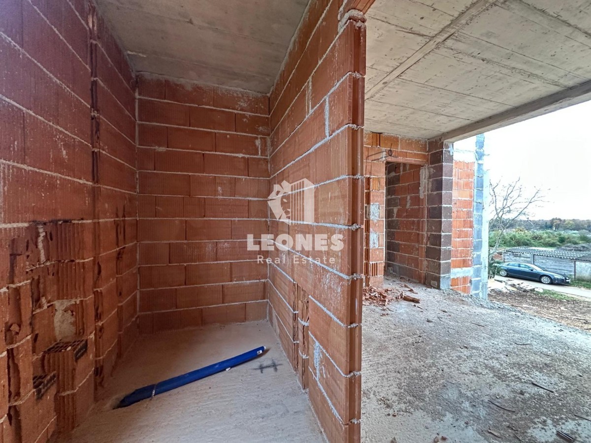 Kakovostna končna hiša z bazenom na mirni lokaciji v Novigradu