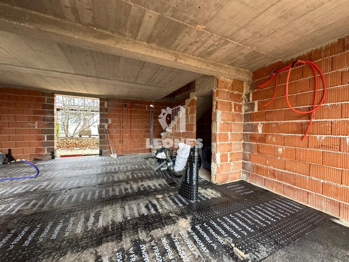 Kakovostna končna hiša z bazenom na mirni lokaciji v Novigradu