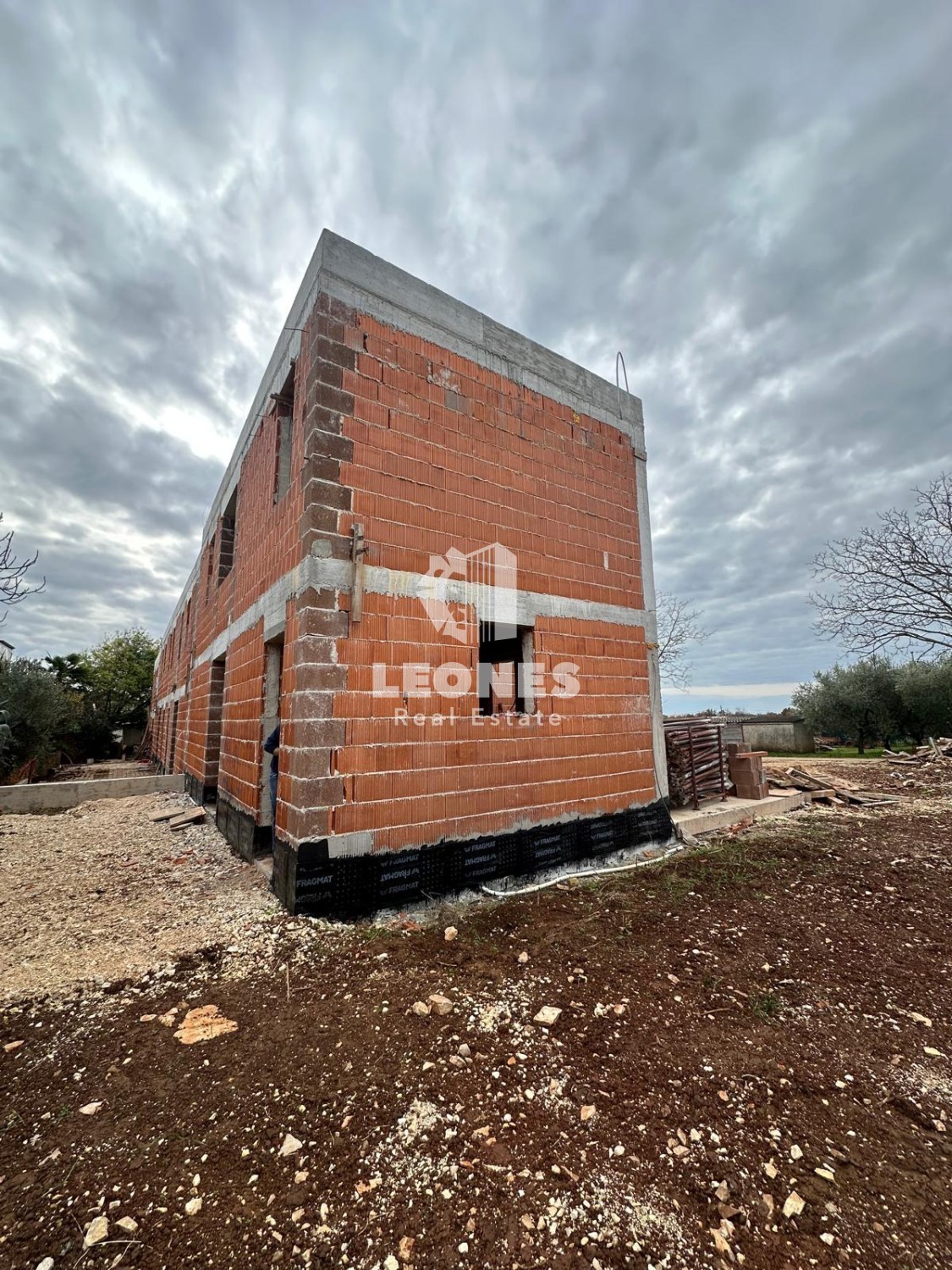 Kakovostna končna hiša z bazenom na mirni lokaciji v Novigradu