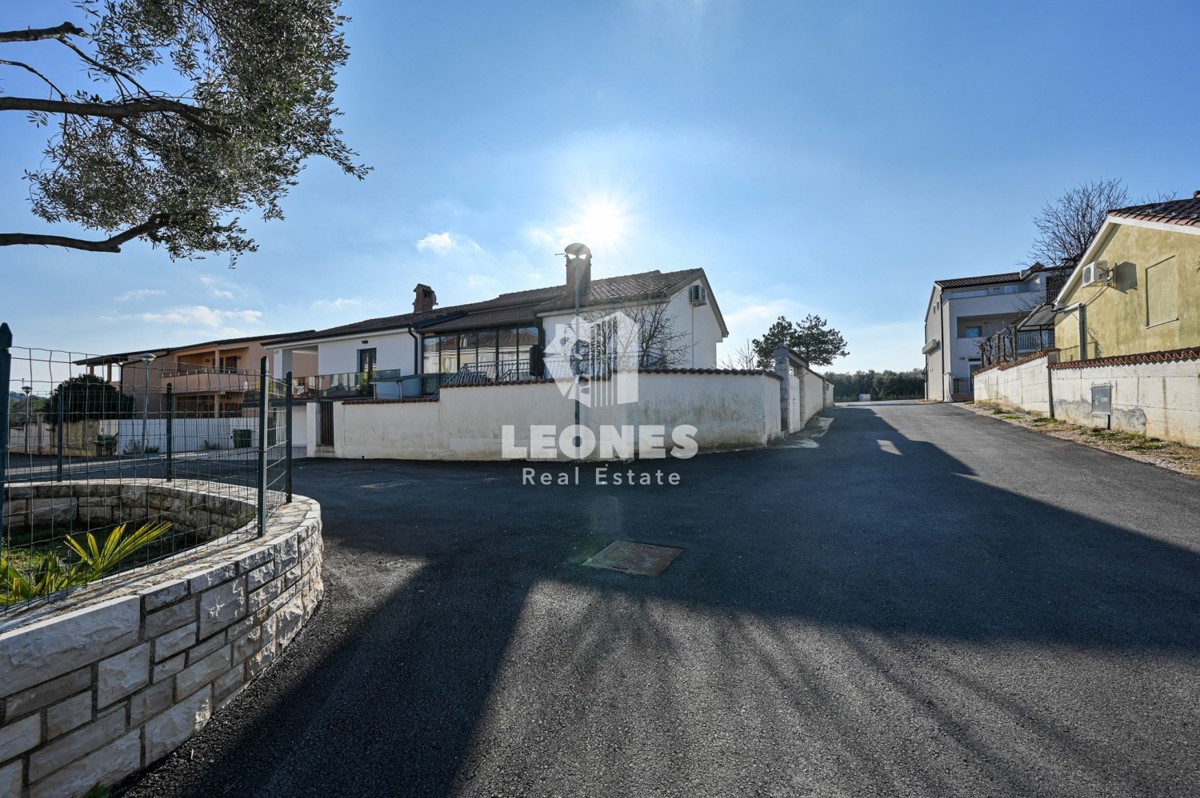 Dvojna hiša, le 250 metrov od morja v okolici Umaga