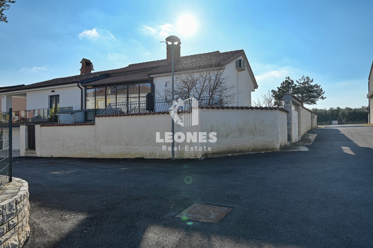 Dvojna hiša, le 250 metrov od morja v okolici Umaga