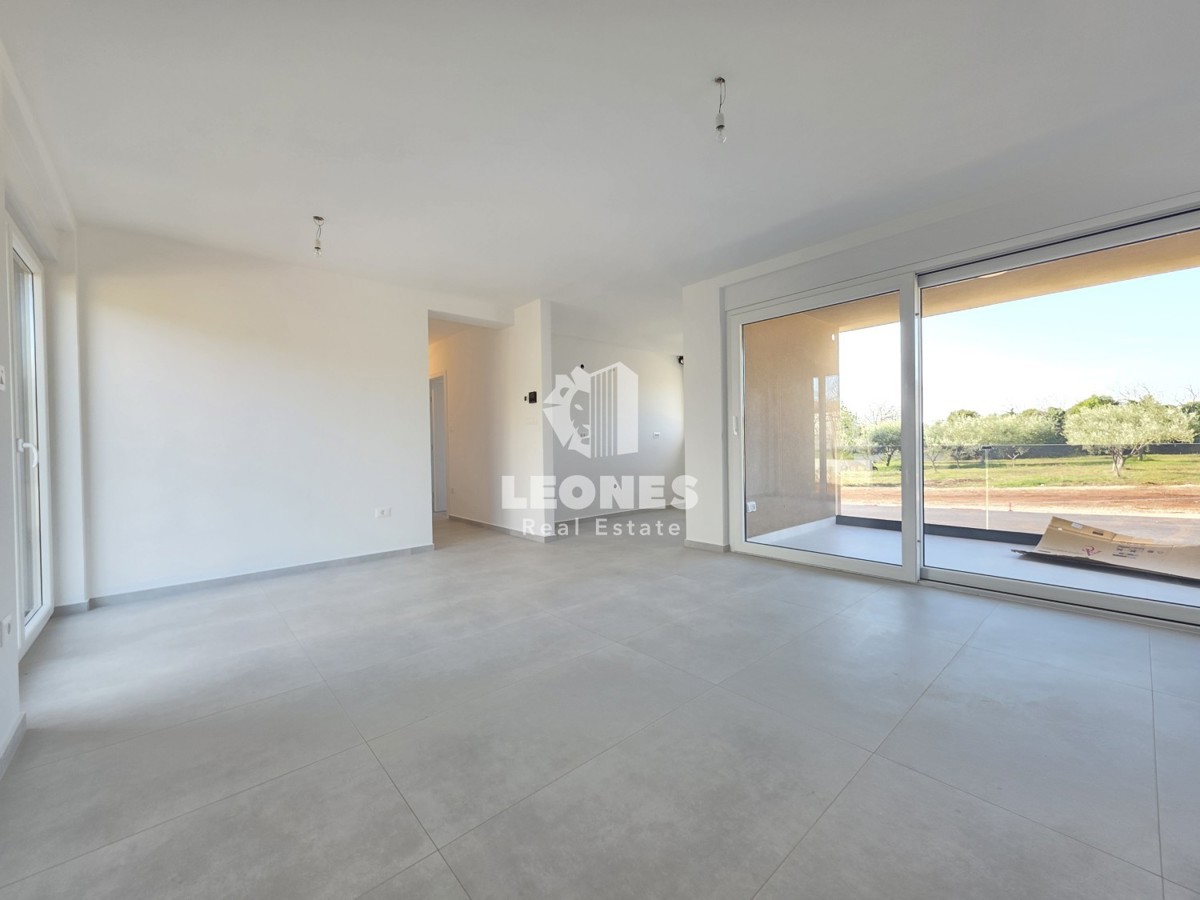 Pritlično stanovanje z vrtom v kakovostni novogradnji v Vabrigi, blizu Poreča