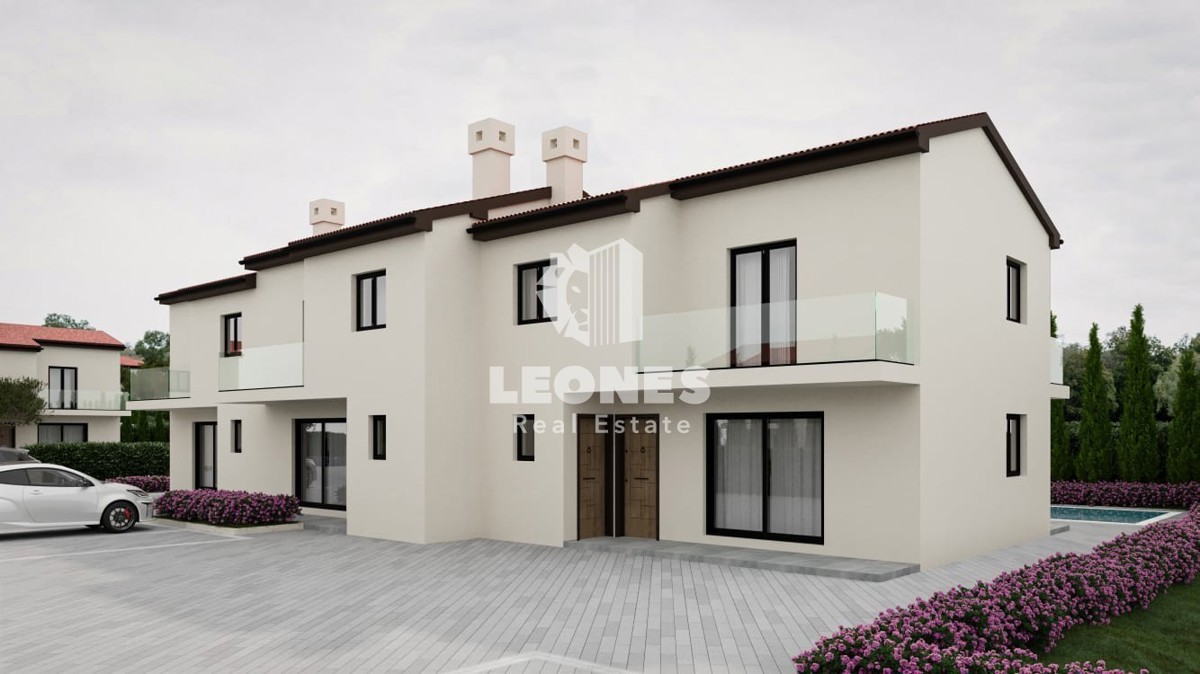 Vrstna hiša z bazenom v bližini Buja