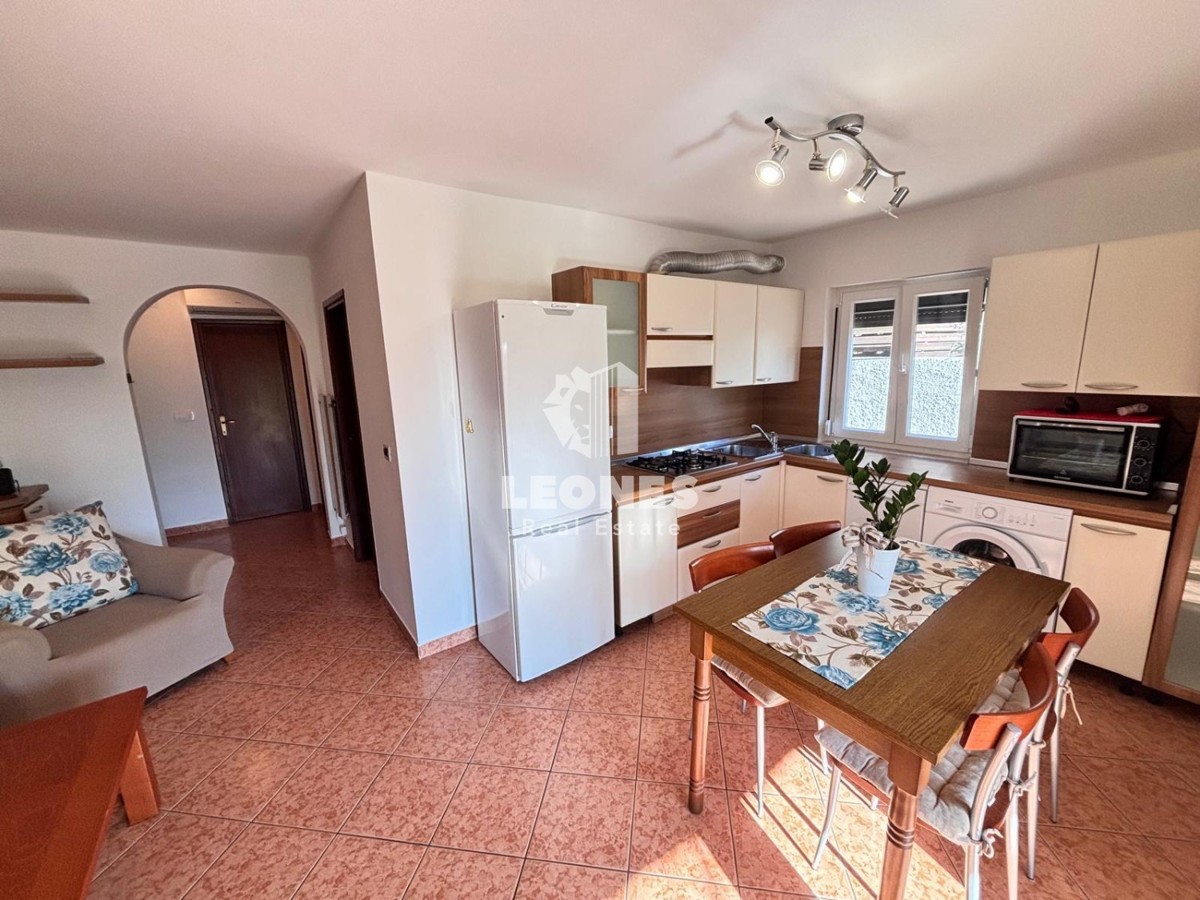 Apartma na odlični lokaciji blizu morja in vseh storitev v Novigradu