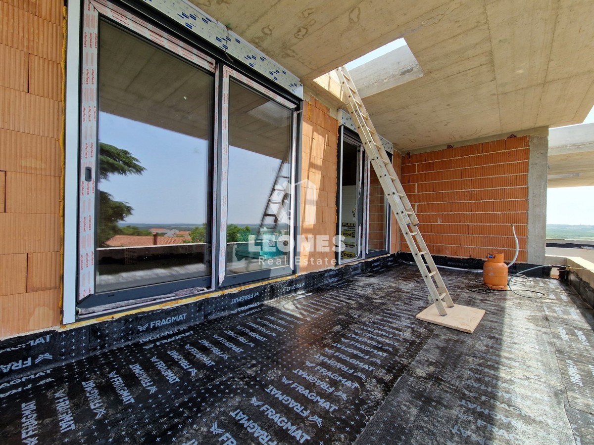 Dvoetažni apartma s pogledom na morje v bližini Poreča