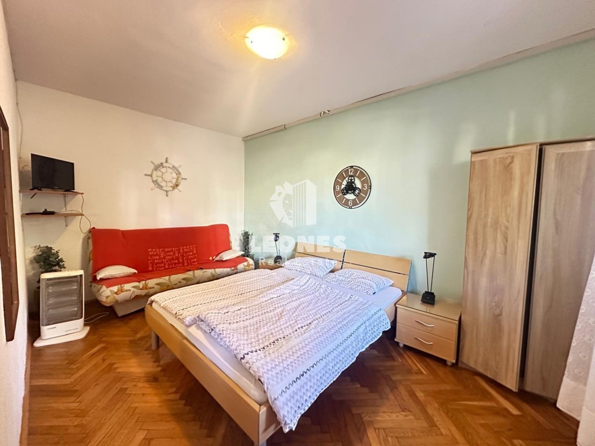 Stanovanje za prenovo le 150 metrov od morja v centru Novigrada