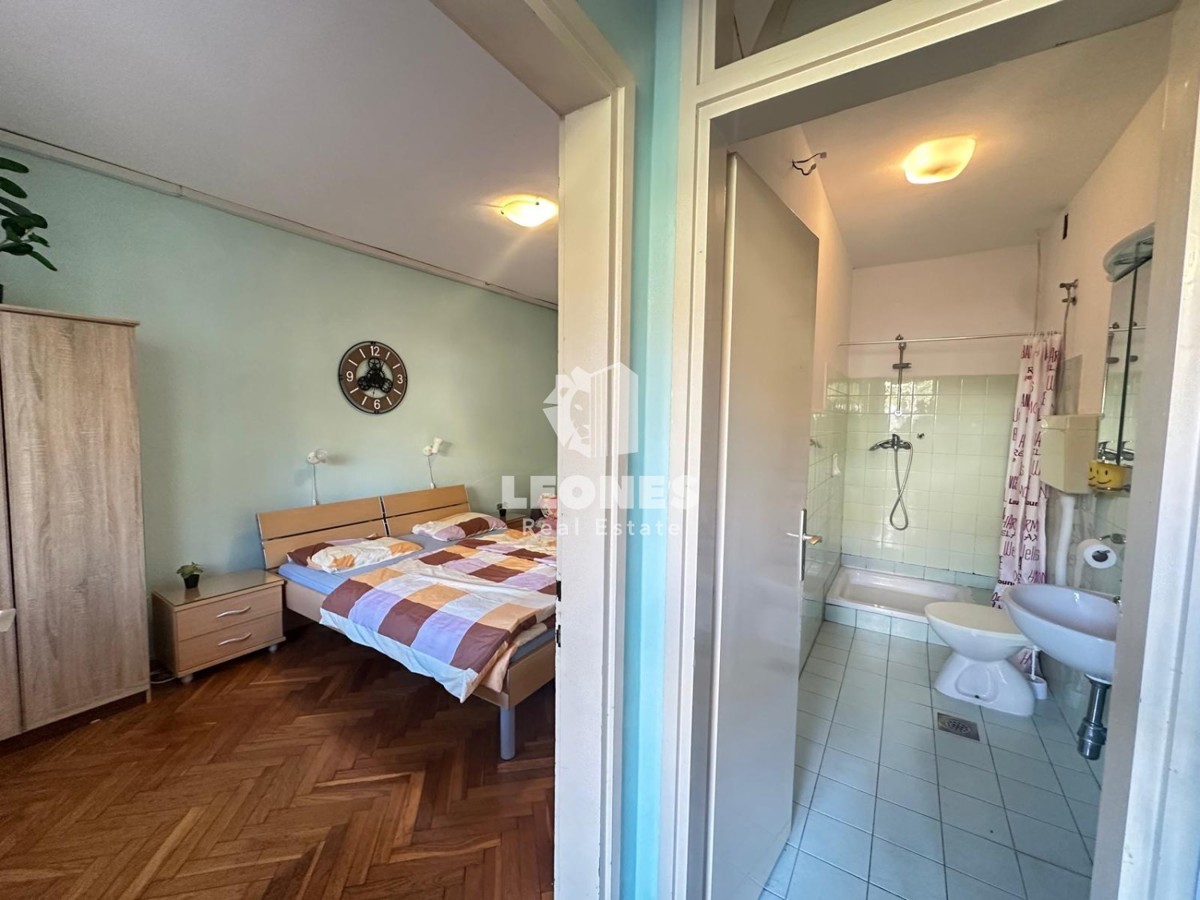 Stanovanje za prenovo le 150 metrov od morja v centru Novigrada