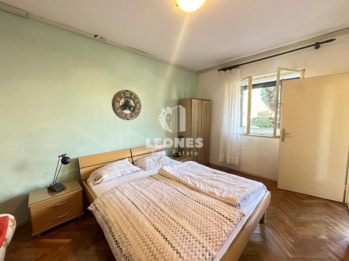 Stanovanje za prenovo le 150 metrov od morja v centru Novigrada