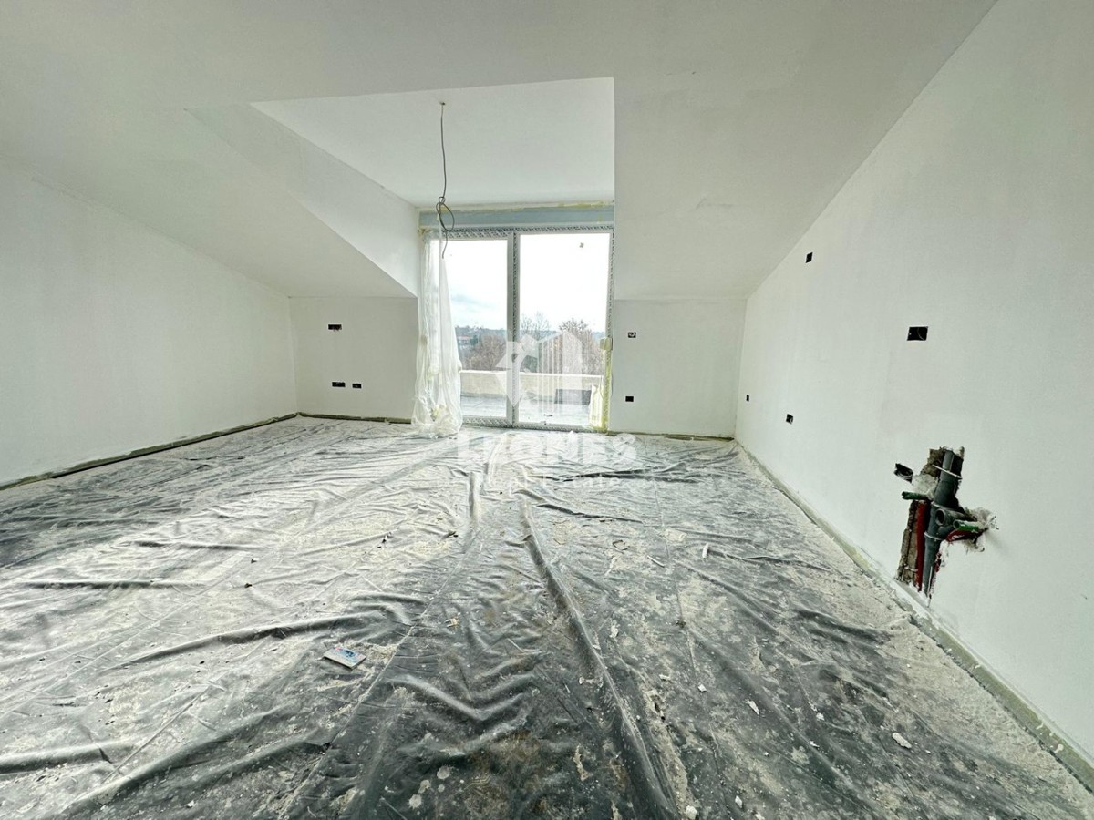 Penthouse s pogledom na zelenje v okolici Poreča