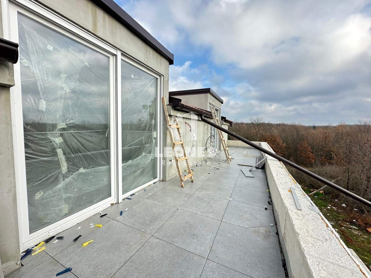 Penthouse s pogledom na zelenje v okolici Poreča