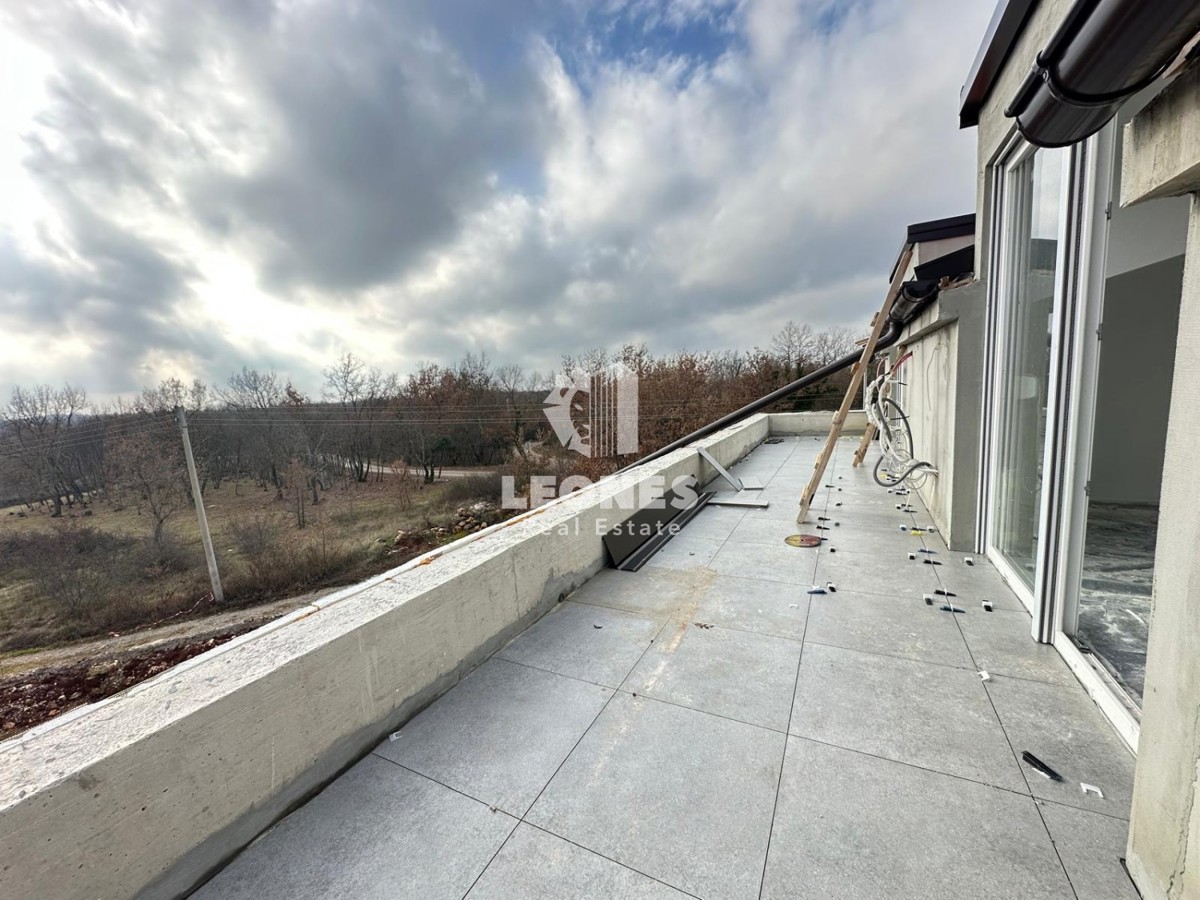 Penthouse s pogledom na zelenje v okolici Poreča