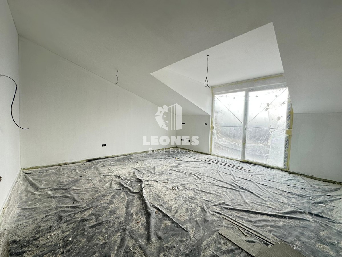 Penthouse s pogledom na zelenje v okolici Poreča