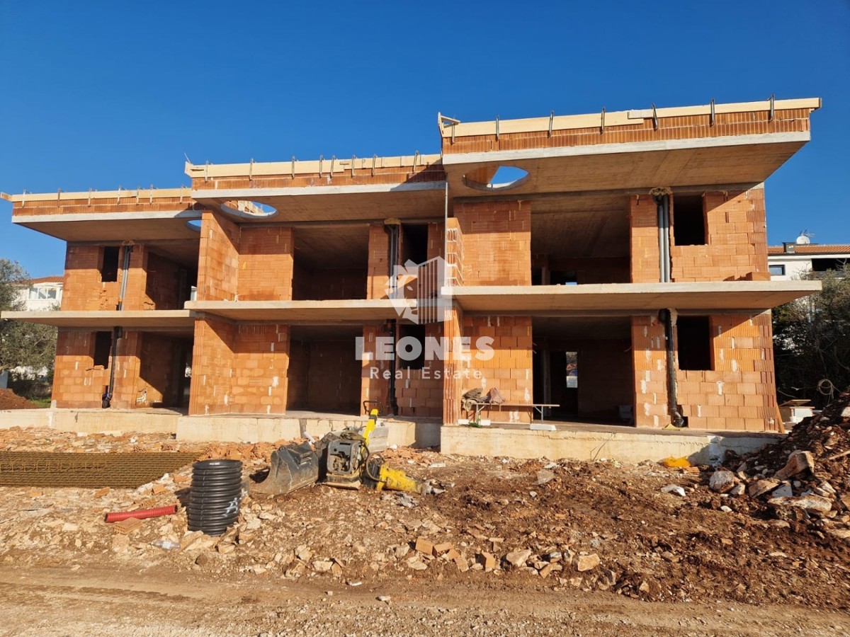 Apartma v pritličju z vrtom in dvema spalnicama le 500 metrov od morja v bližini Umaga