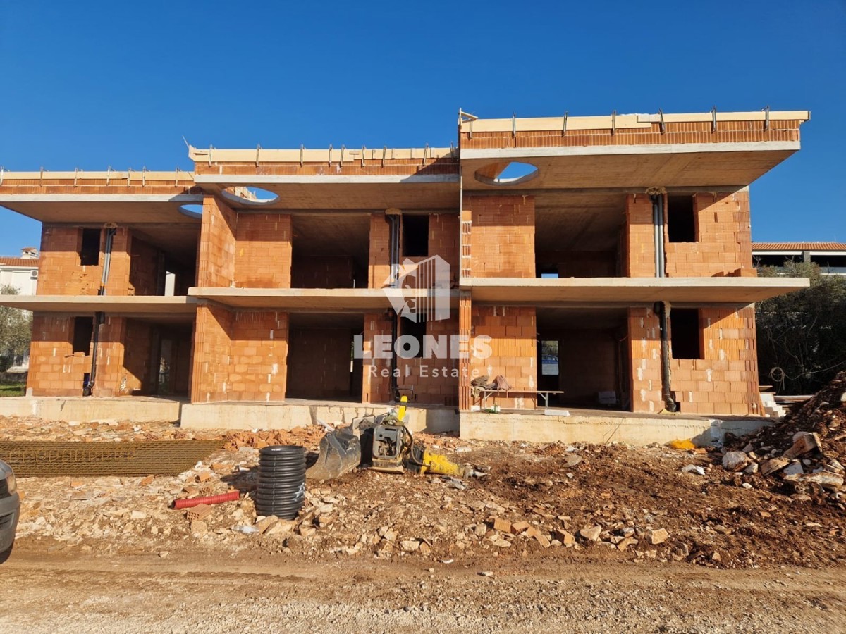 Apartma v pritličju z vrtom in dvema spalnicama le 500 metrov od morja v bližini Umaga