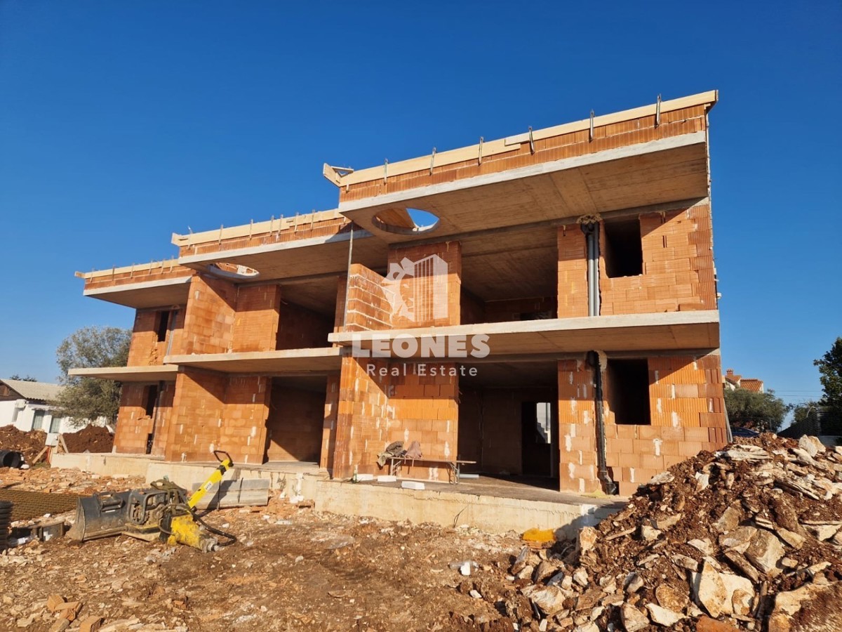 Apartma v pritličju z vrtom in dvema spalnicama le 500 metrov od morja v bližini Umaga