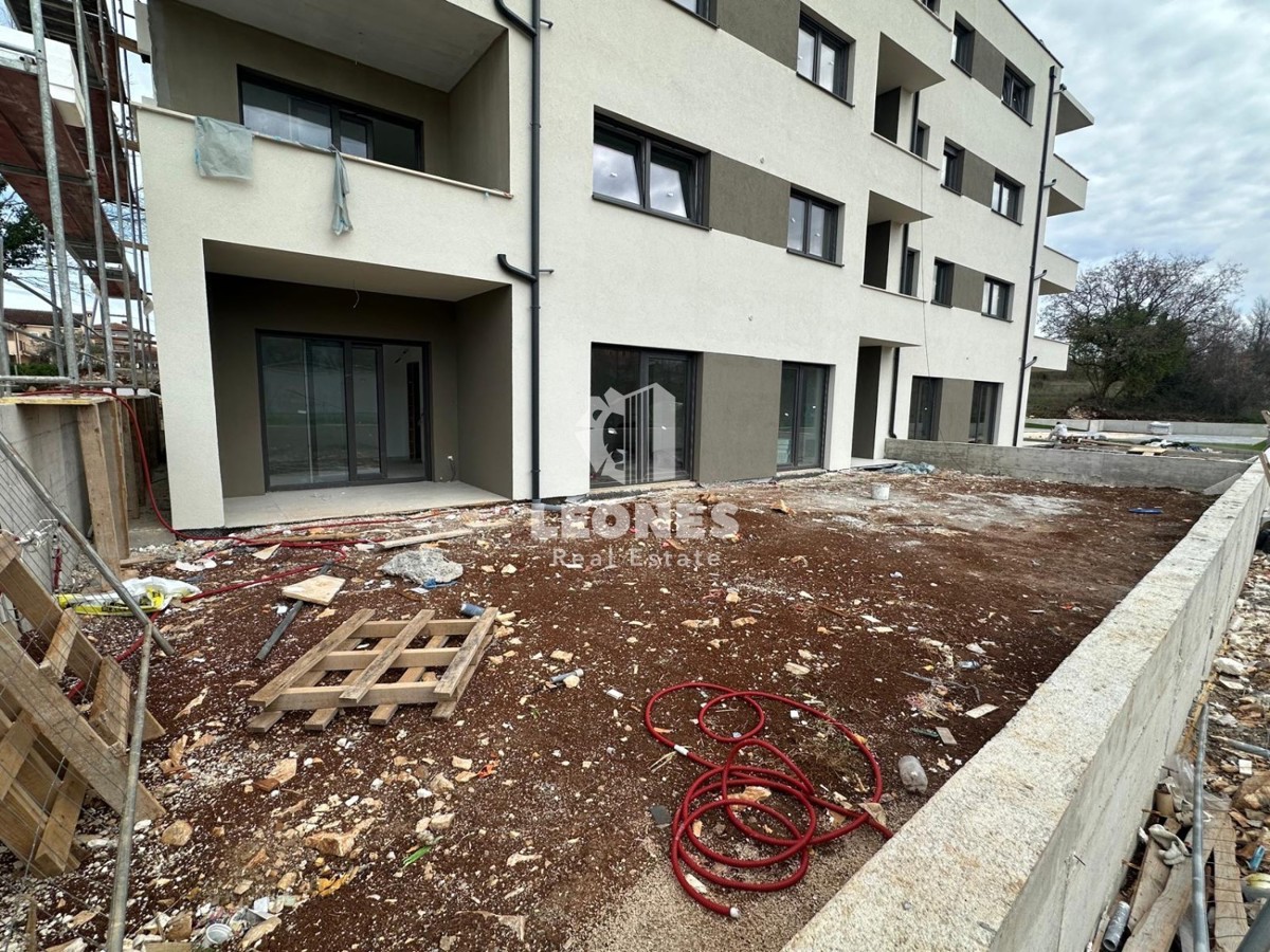 Udobno pritlično stanovanje s prostornim dvoriščem in tremi spalnicami na dobri lokaciji v Taru