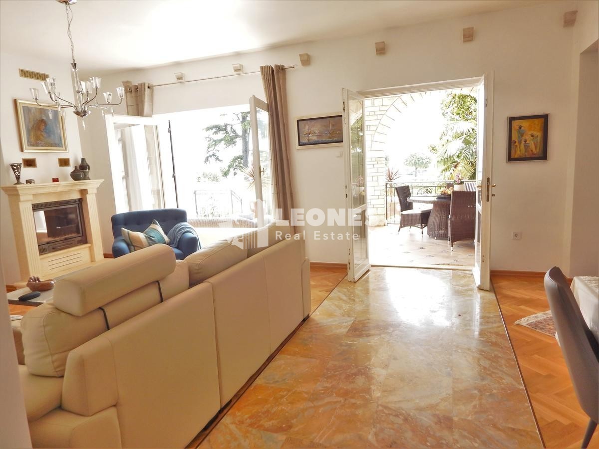 Čudovita vila z bazenom v prvi vrsti do morja v Umagu