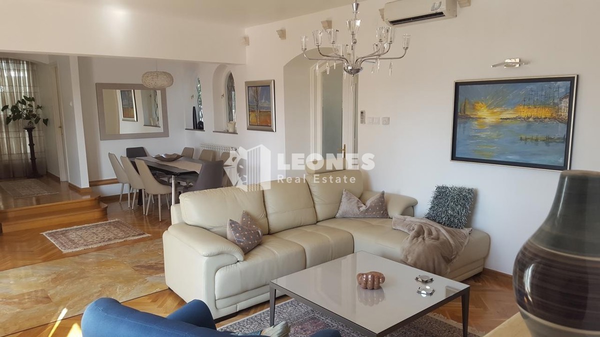 Čudovita vila z bazenom v prvi vrsti do morja v Umagu
