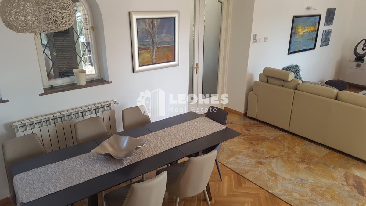 Čudovita vila z bazenom v prvi vrsti do morja v Umagu