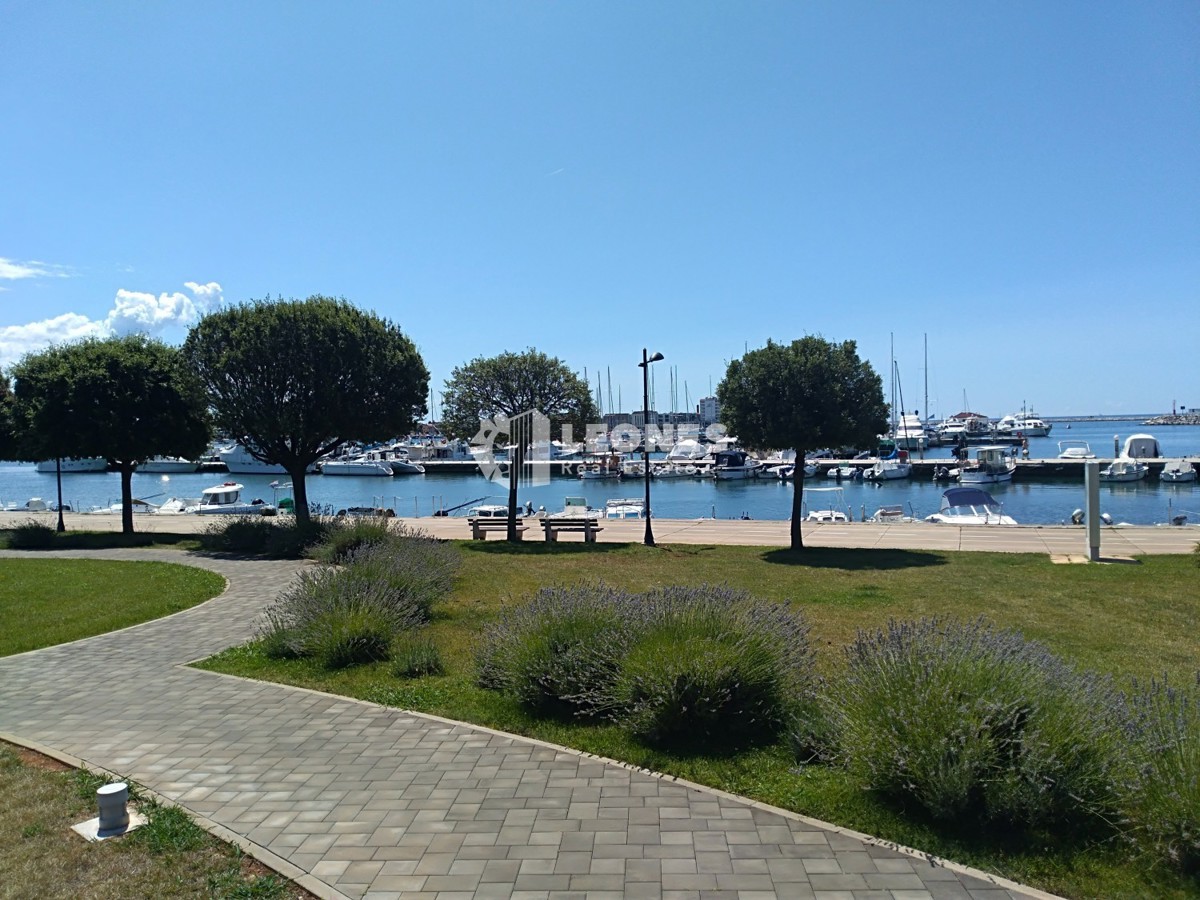 Čudovita vila z bazenom v prvi vrsti do morja v Umagu