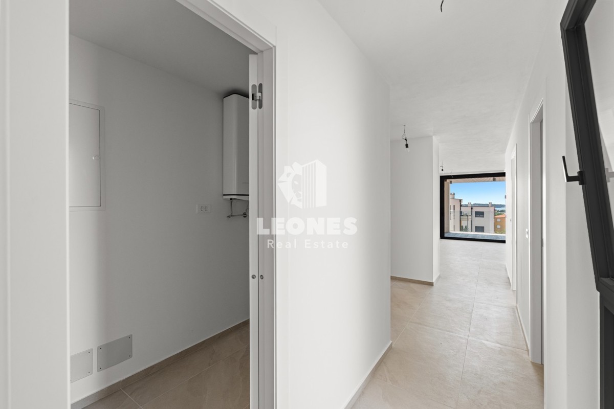 Čudovito stanovanje z vrtom in pogledom na morje v luksuzni novogradnji v Novigradu