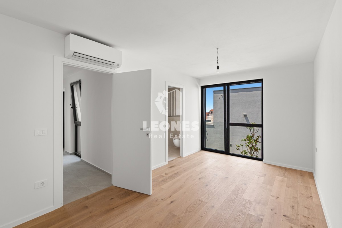 Čudovito stanovanje z vrtom in pogledom na morje v luksuzni novogradnji v Novigradu