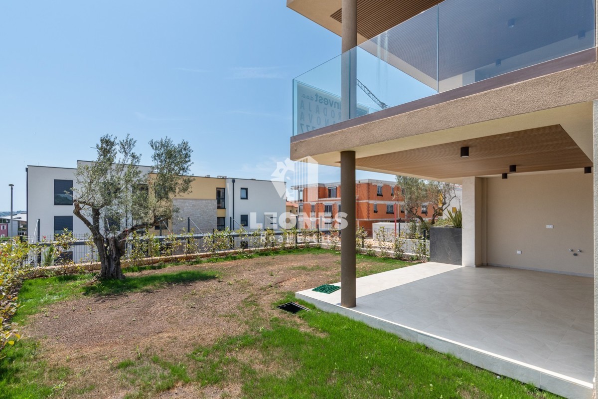 Čudovito stanovanje z vrtom in pogledom na morje v luksuzni novogradnji v Novigradu