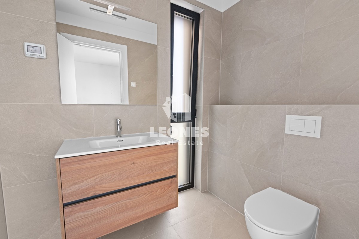 Čudovito stanovanje z vrtom in pogledom na morje v luksuzni novogradnji v Novigradu