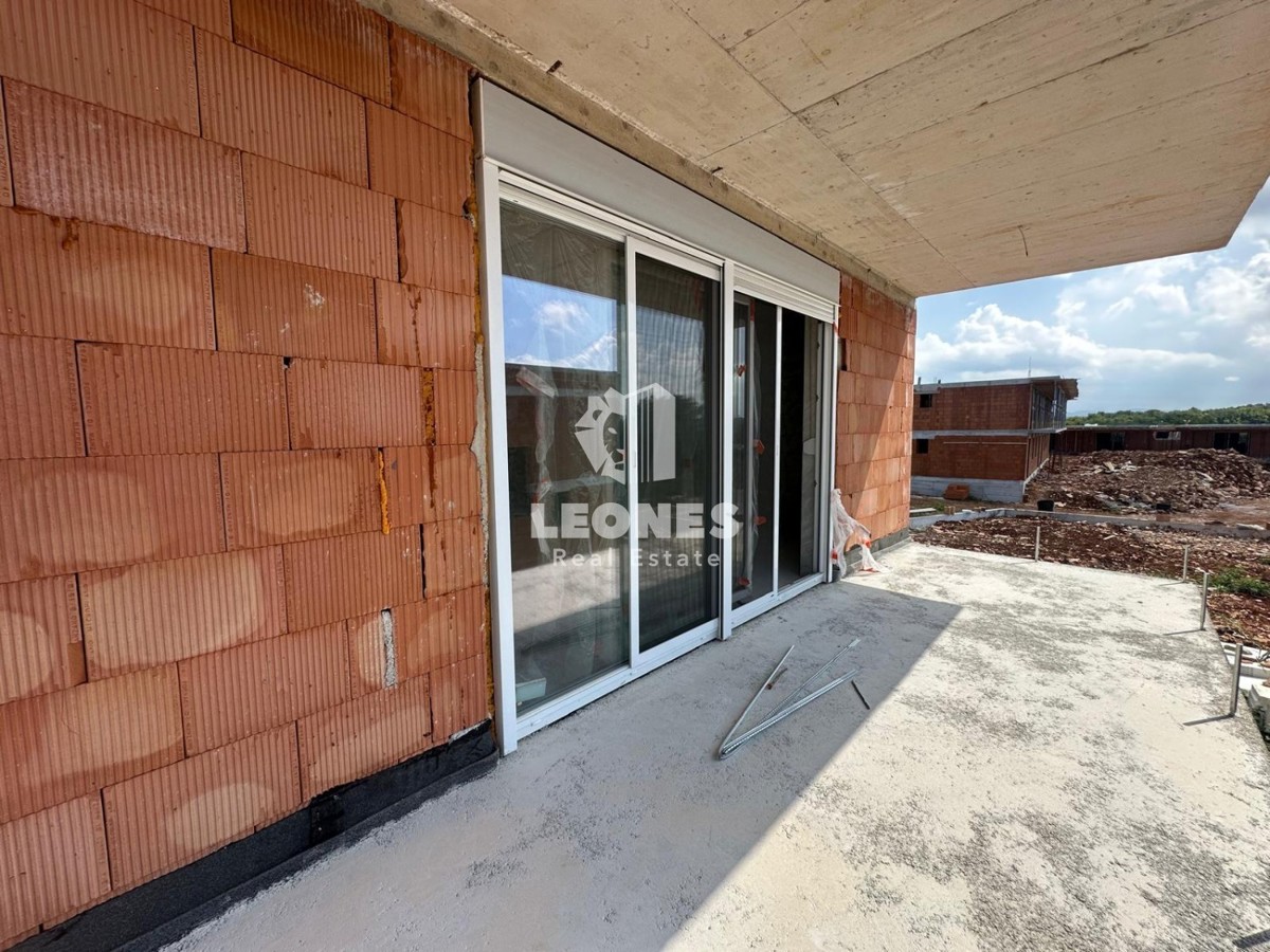 Apartma v prvem nadstropju s pogledom na morje, le 650 metrov od morja v Zambratiji