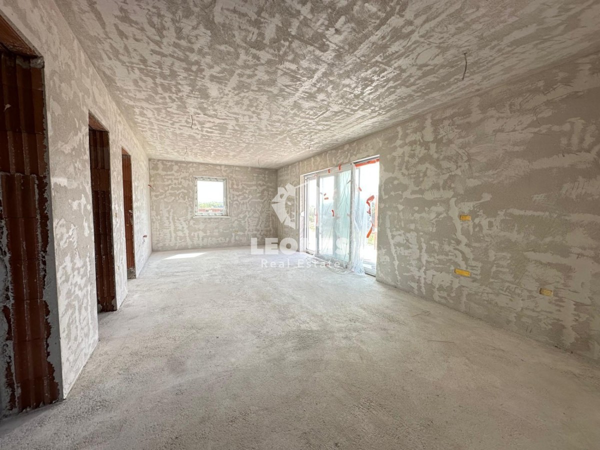 Apartma v prvem nadstropju s pogledom na morje, le 650 metrov od morja v Zambratiji