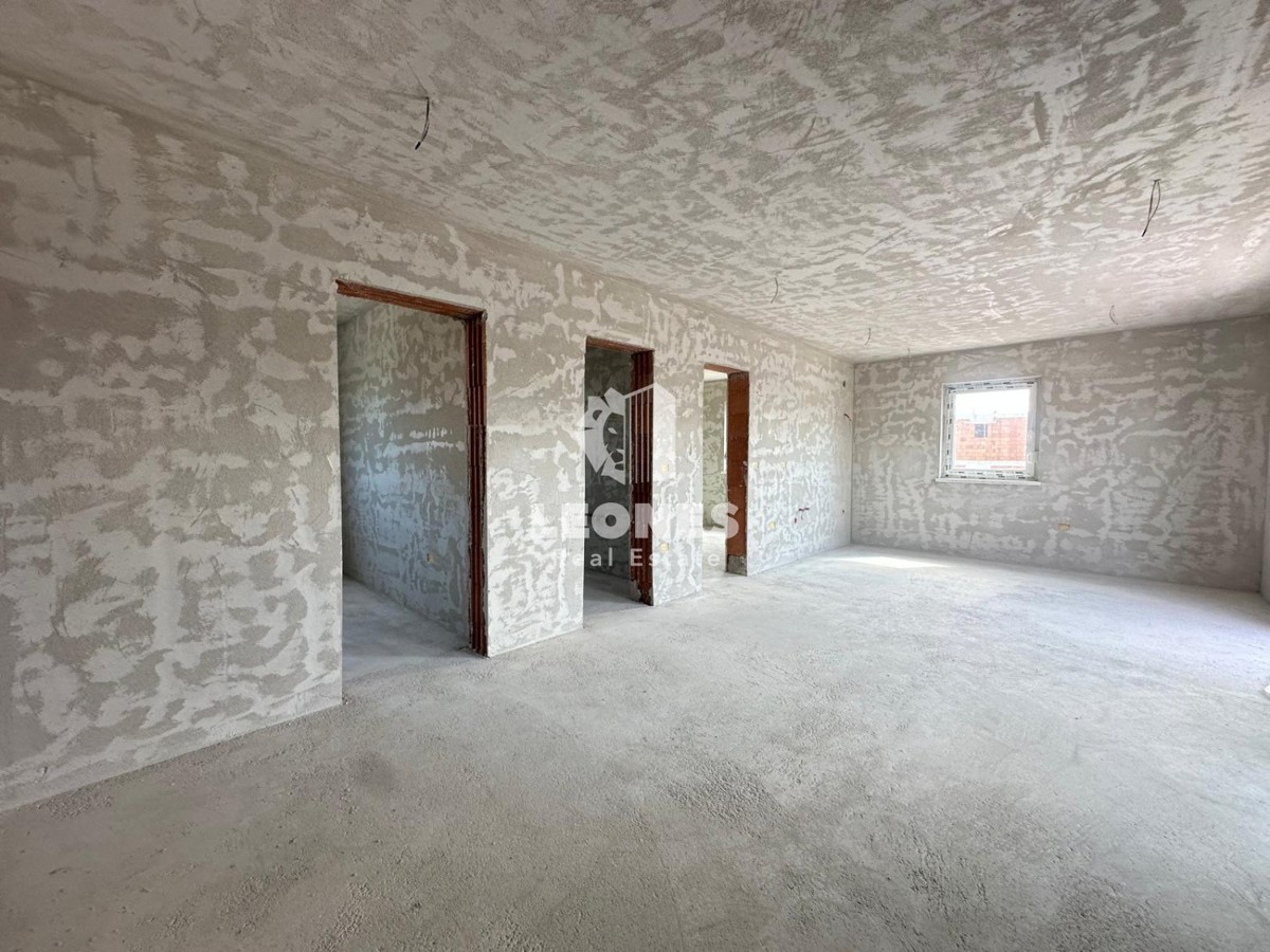 Apartma v prvem nadstropju s pogledom na morje, le 650 metrov od morja v Zambratiji