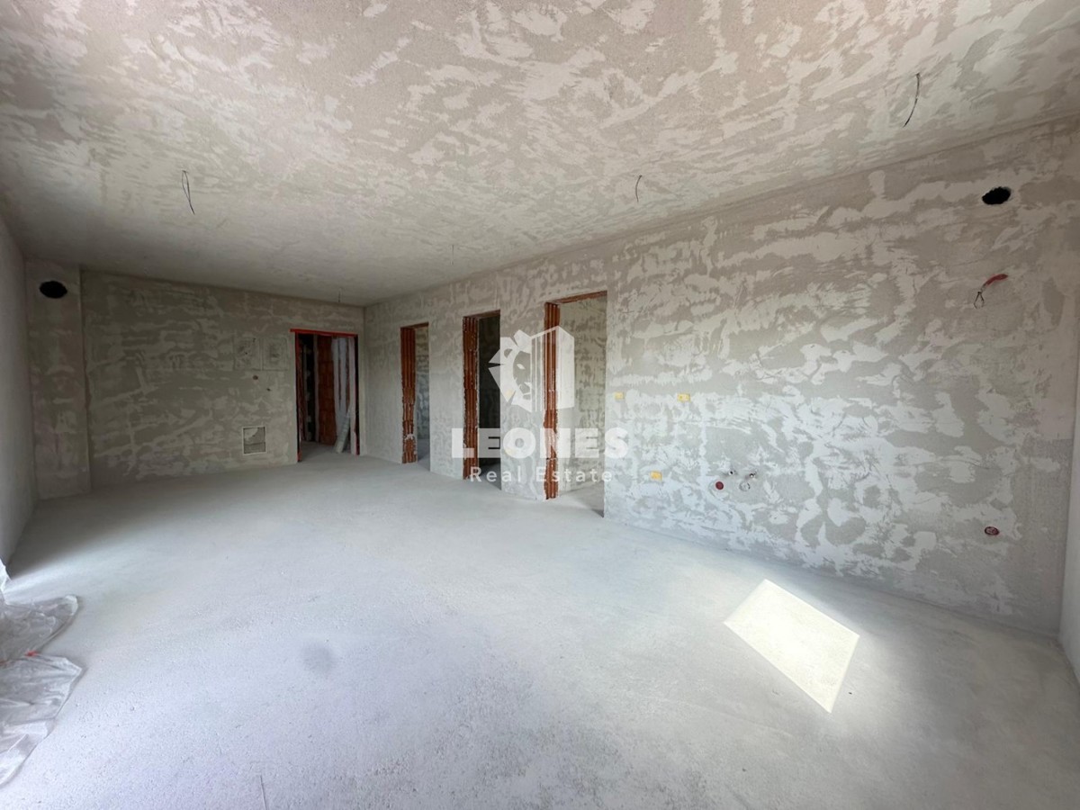Apartma v prvem nadstropju s pogledom na morje, le 650 metrov od morja v Zambratiji