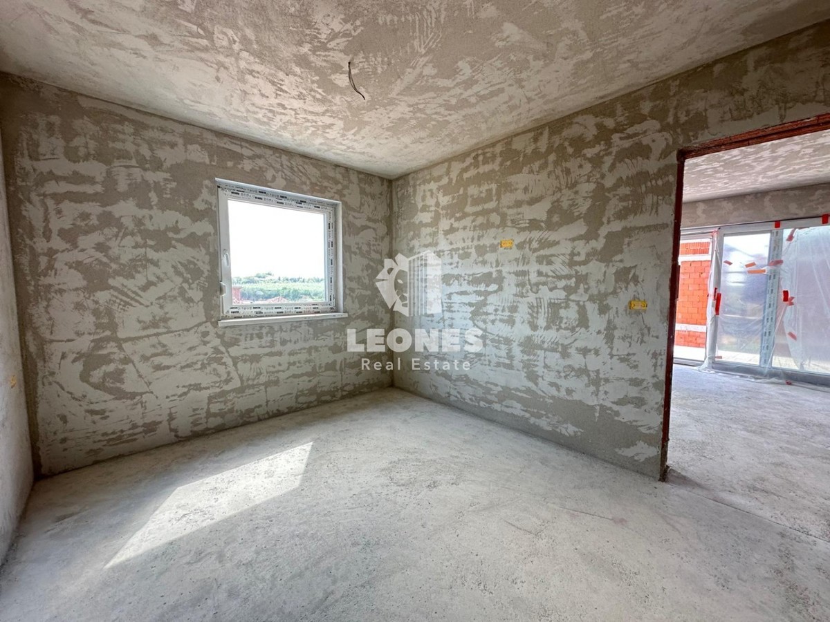 Apartma v prvem nadstropju s pogledom na morje, le 650 metrov od morja v Zambratiji