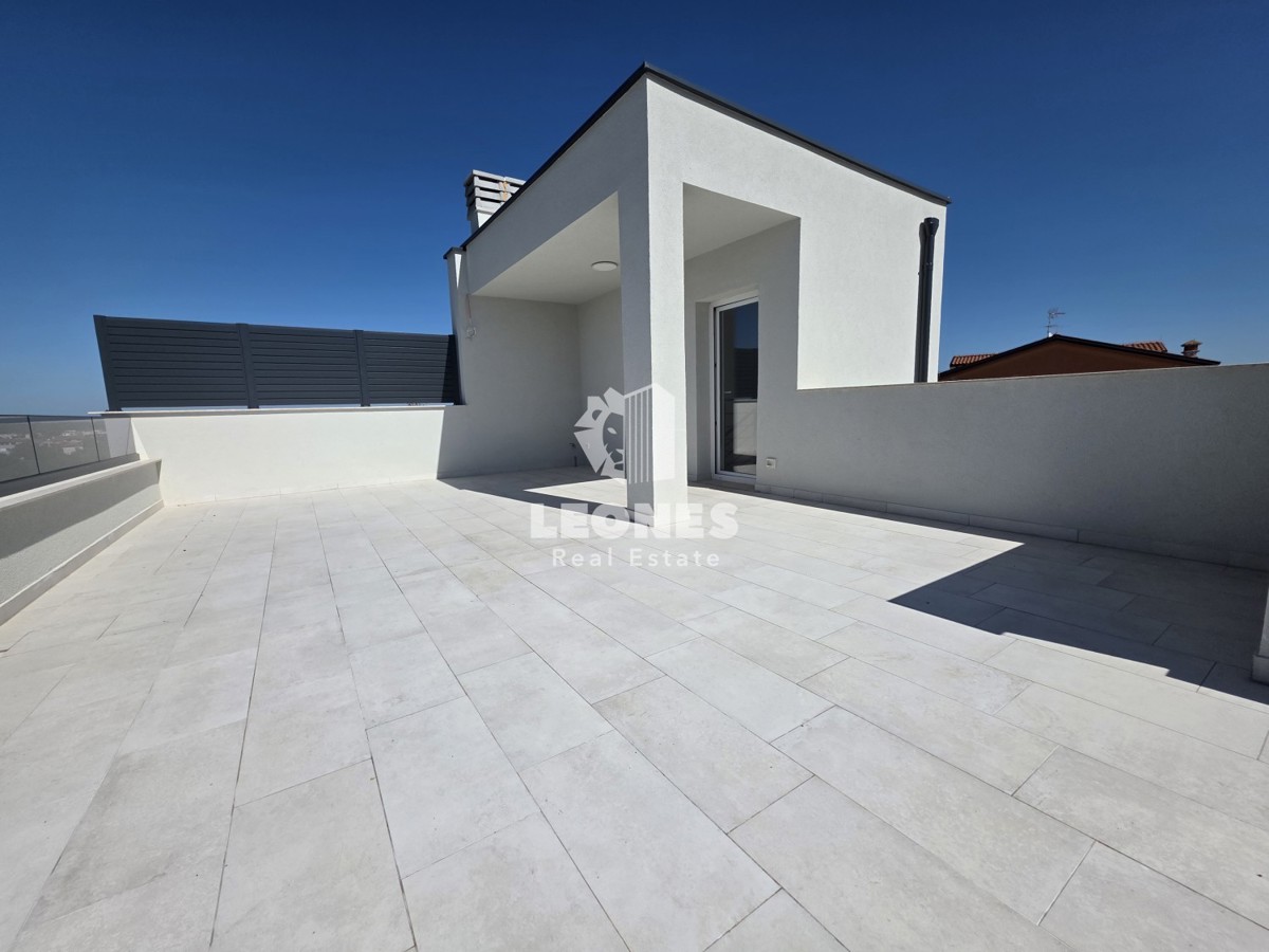 Moderna dvojček hiša z ogrevanim bazenom in pogledom na morje v bližini Umaga