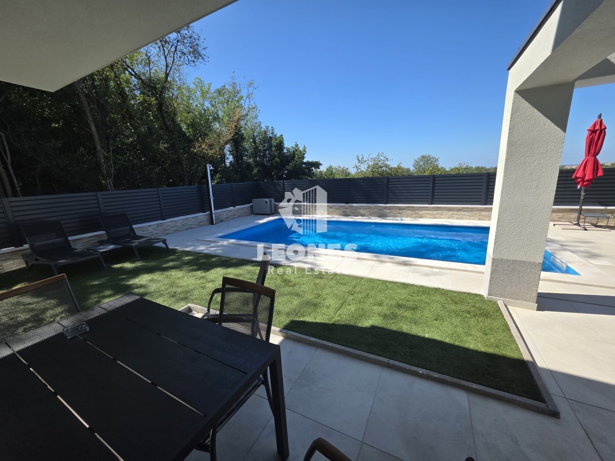 Moderna dvojček hiša z ogrevanim bazenom in pogledom na morje v bližini Umaga