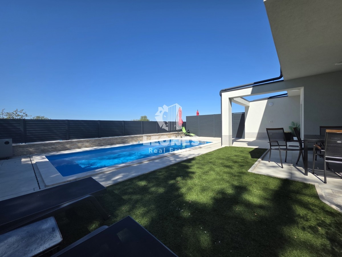 Moderna dvojček hiša z ogrevanim bazenom in pogledom na morje v bližini Umaga